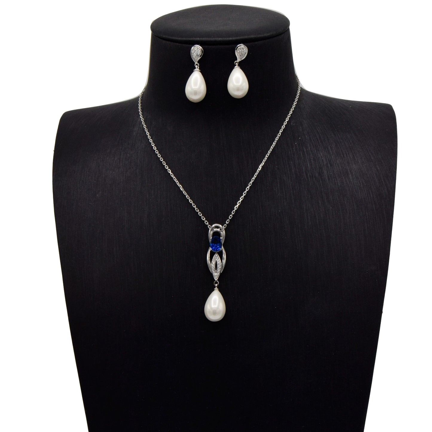 Elegant Pearl set with sparkling stones