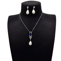 Elegant Pearl set with sparkling stones image