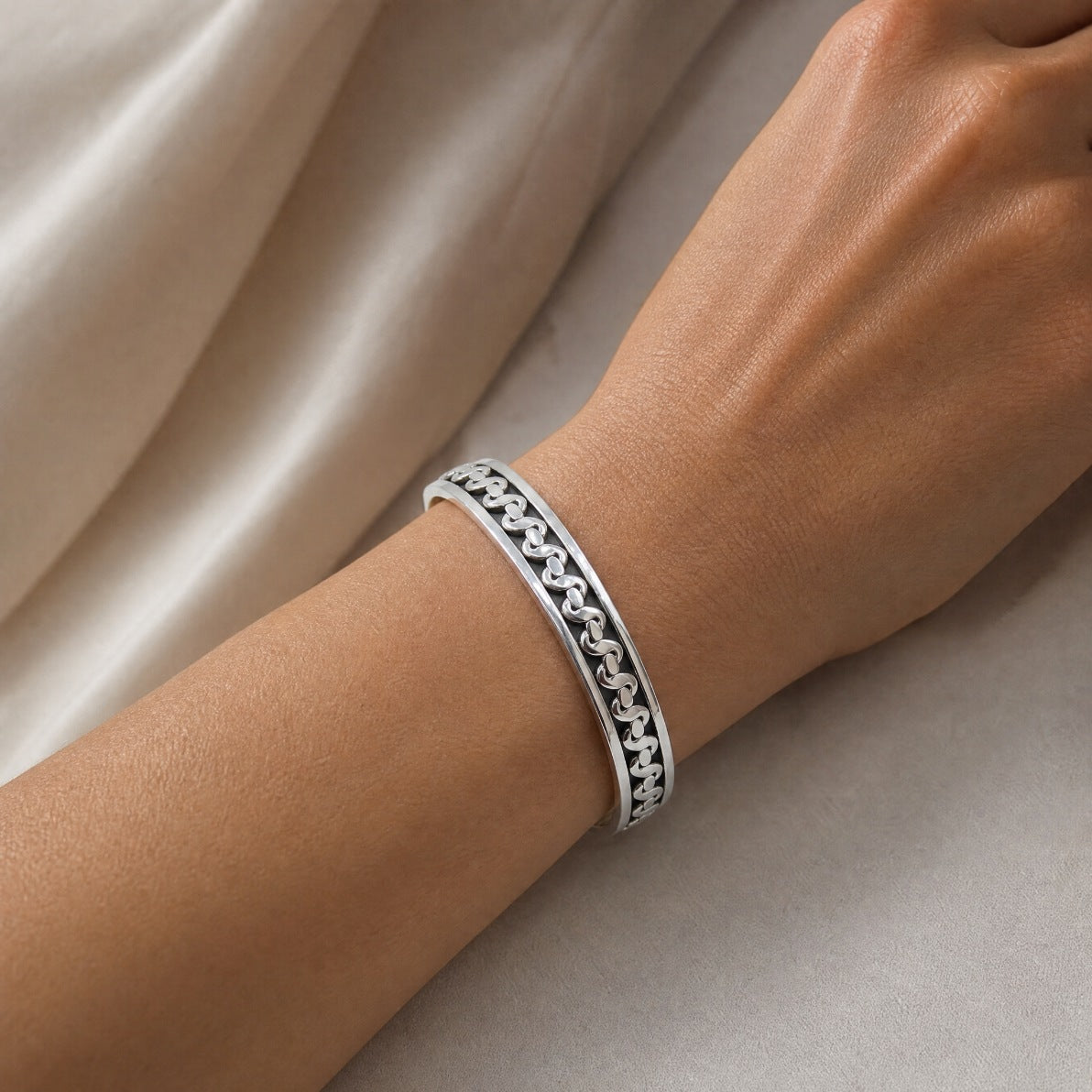 Chain-Link Inlay Oxidized Bangle