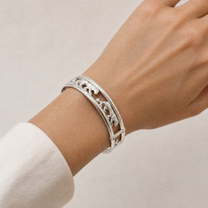 Prowling Cat Motif Plain Bangle