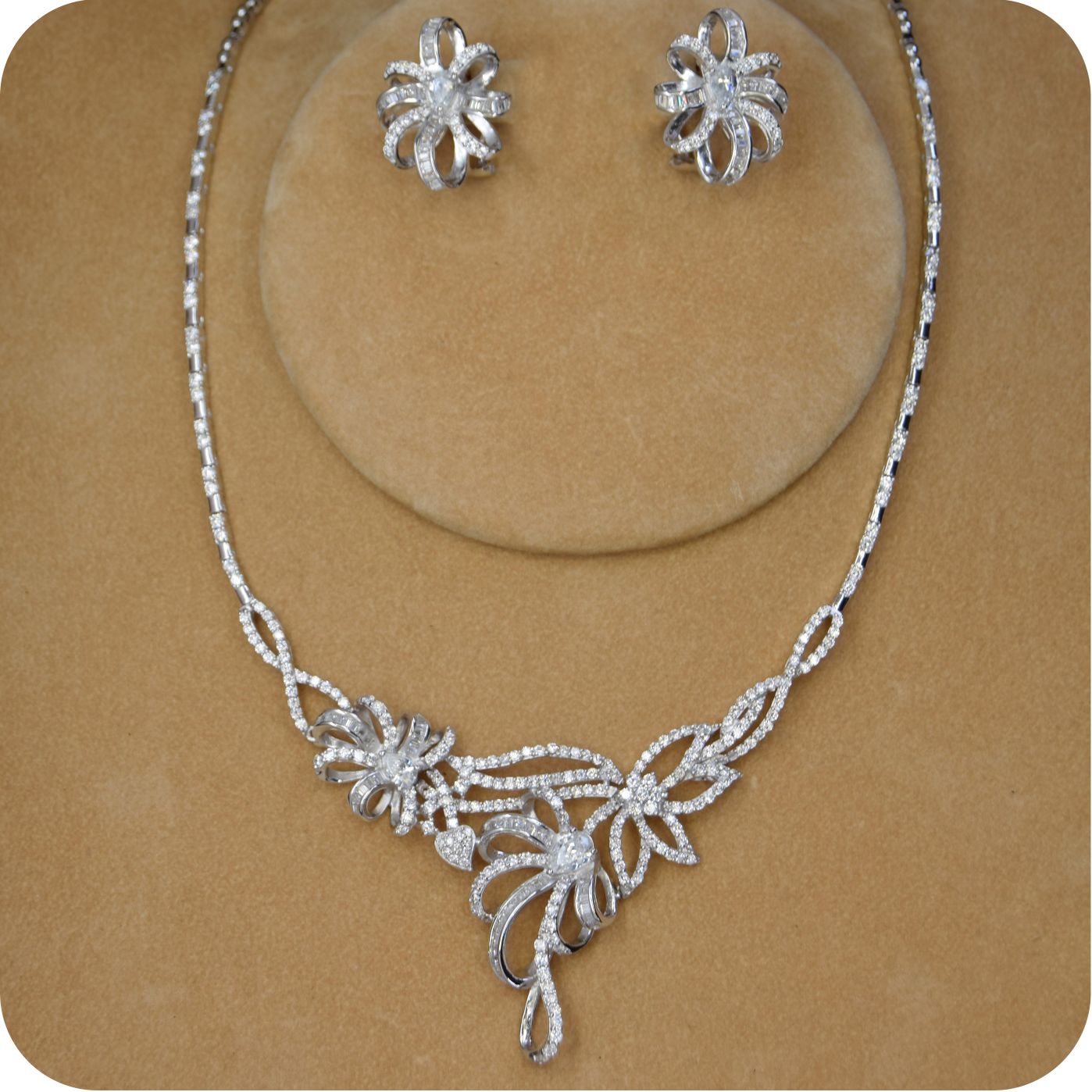 Elegant Zircon Bow Necklace